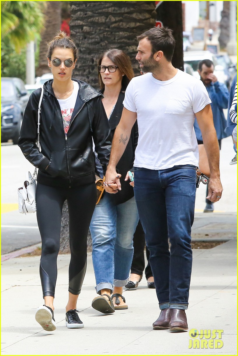 Alessandra Ambrosio Shares a Smooch With Jamie Mazur Photo 3683588