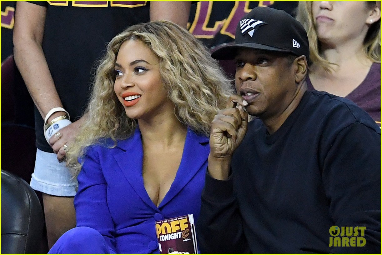 beyonce jay z are a cute courtside couple at nba finals 093685048