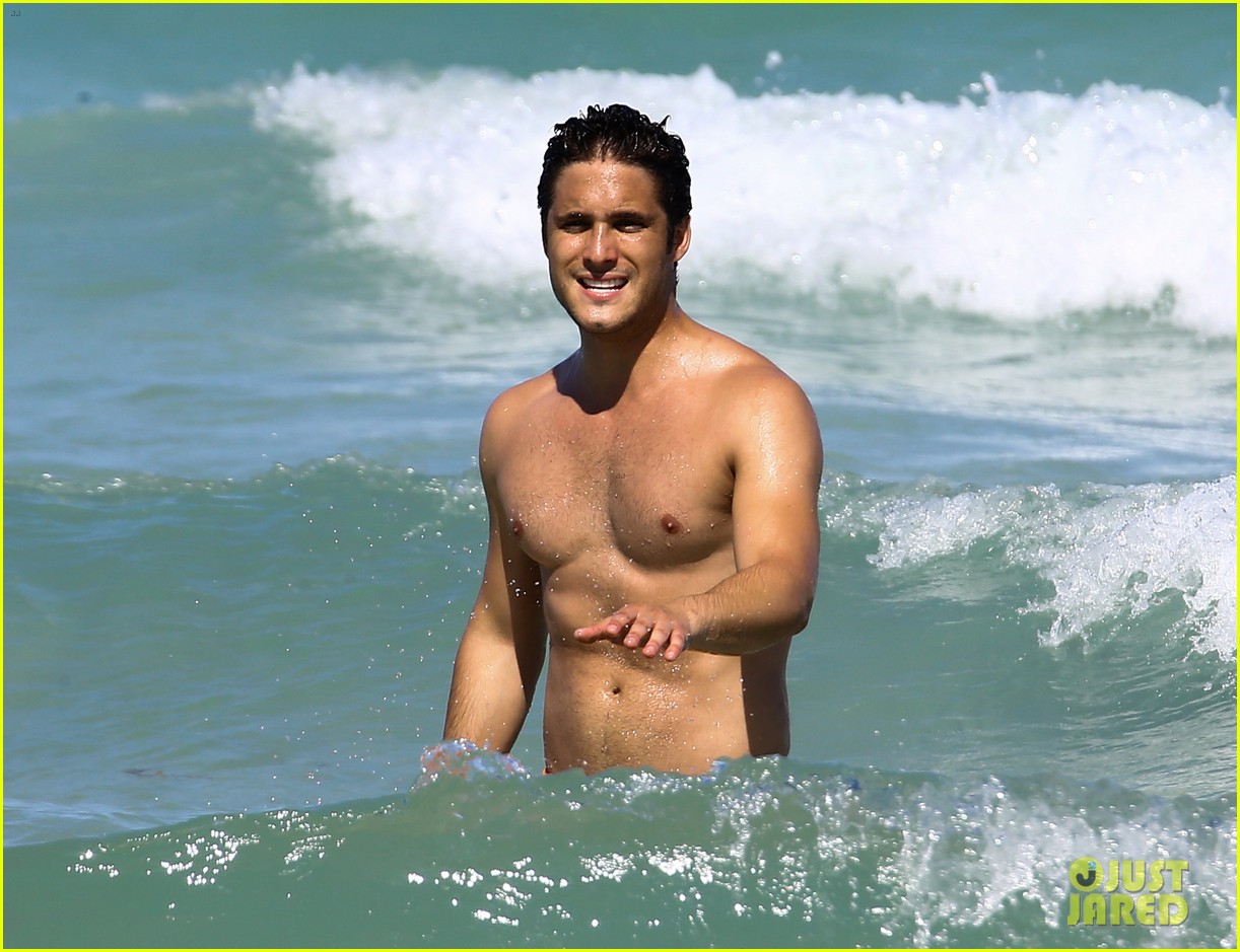 Diego Boneta Shows Off His Buff Chest in Miami!: Photo 3691977 | Diego