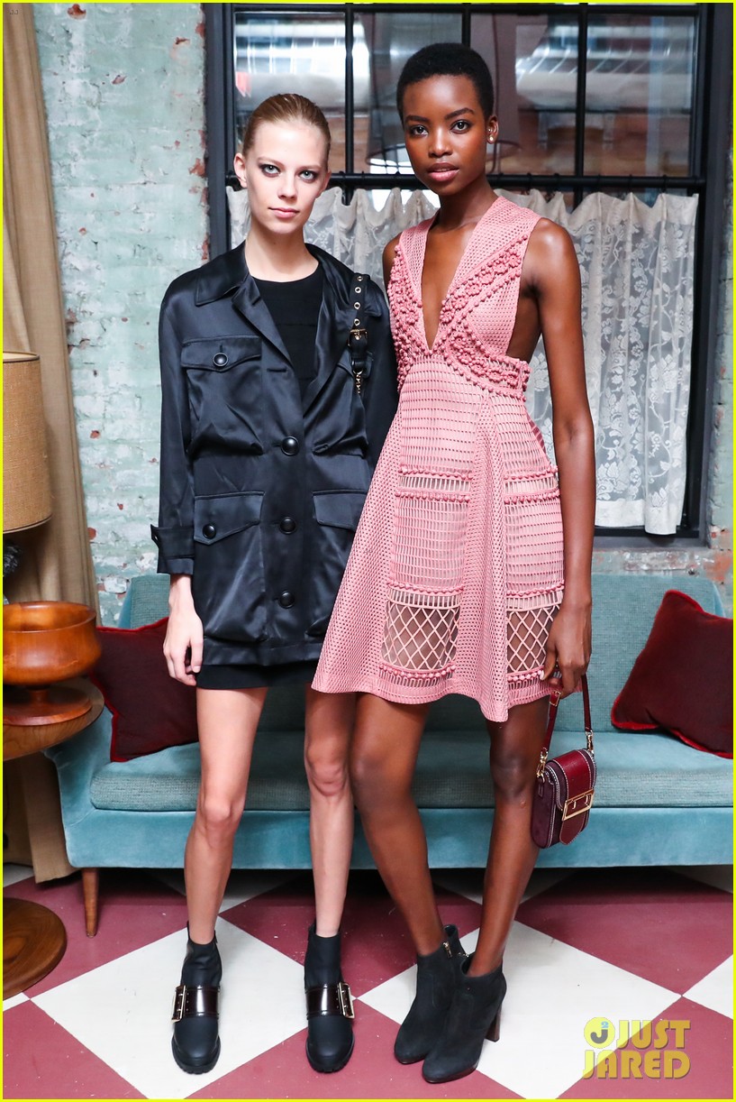 Photo naomi campbell dj khaled get cozy in apple music commercial 04