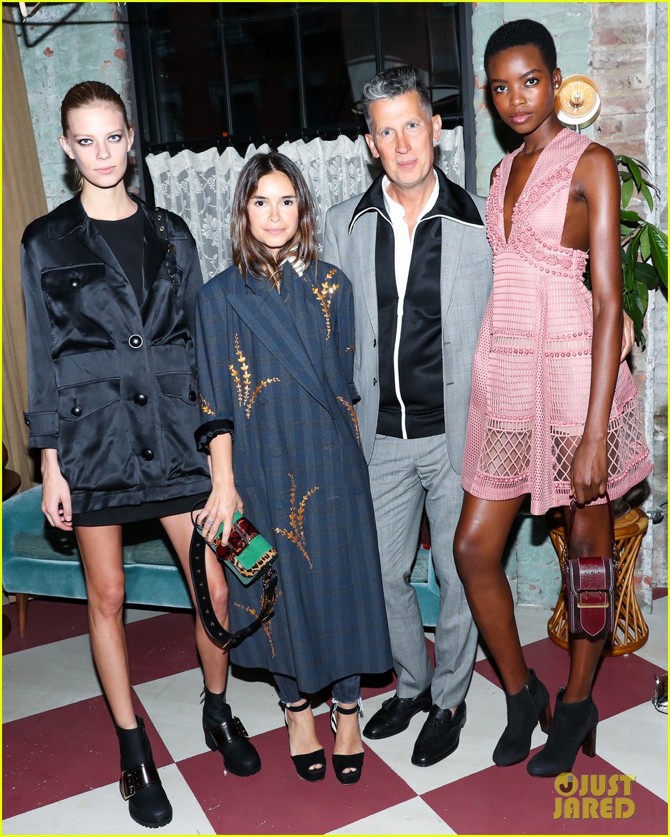 Photo naomi campbell dj khaled get cozy in apple music commercial 08