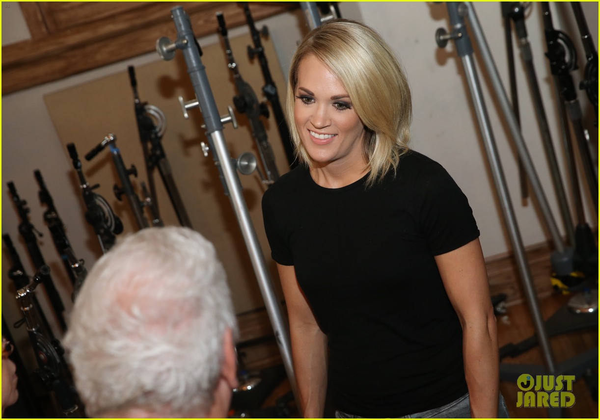 carrie underwood works with campers recording nashville 033693332