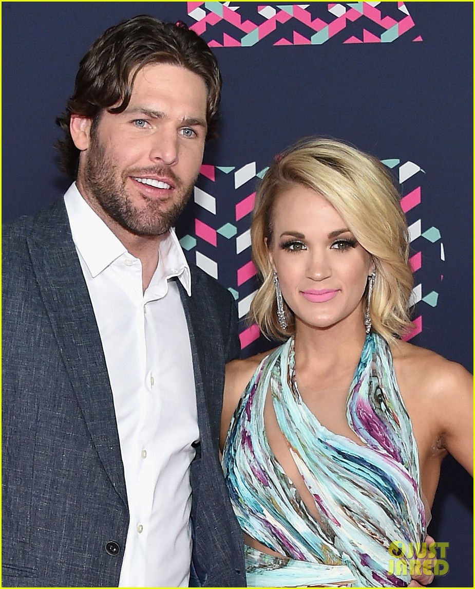 carrie underwood mike fisher 2016 cmt awards 013677007