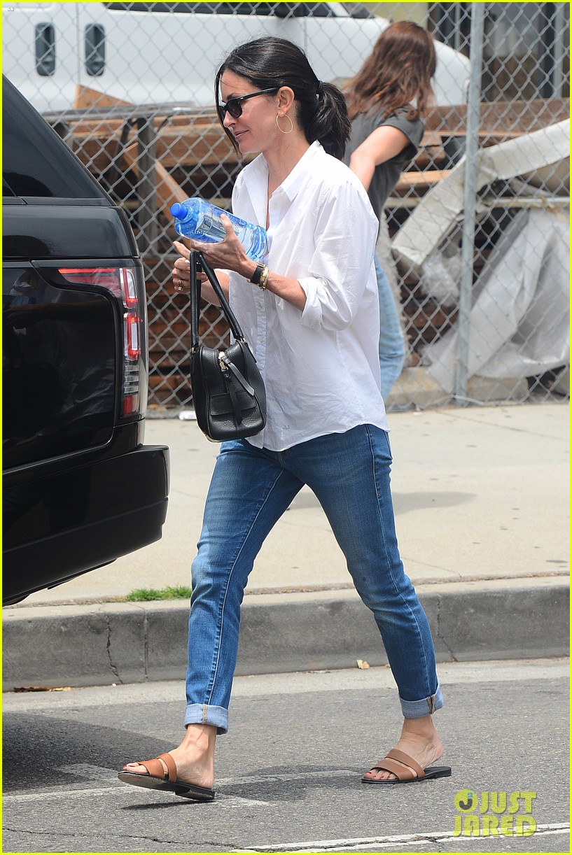 courteney cox meets with a friend in la 13