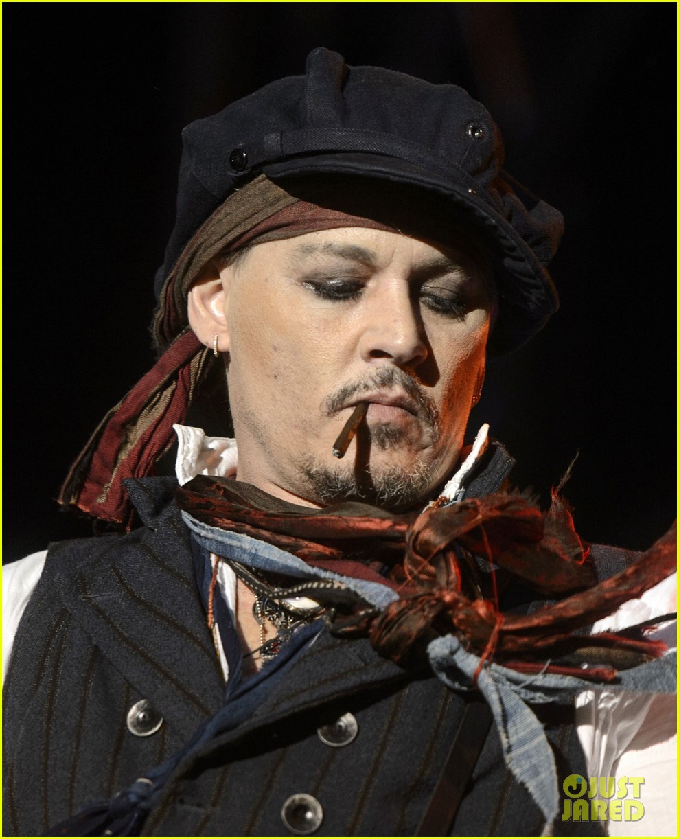 johnny depp performs with hollywood vampires 023675765