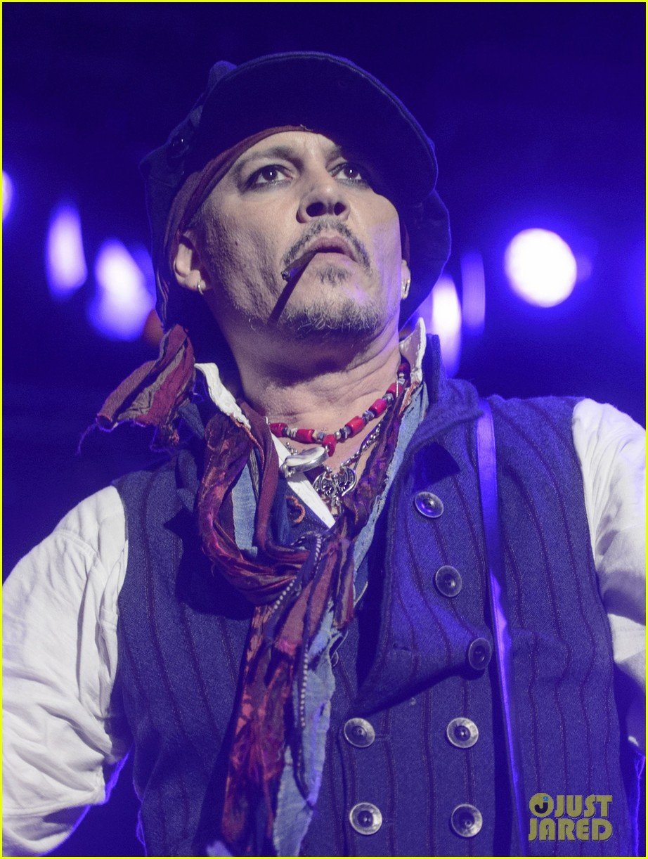 johnny depp performs with hollywood vampires 04