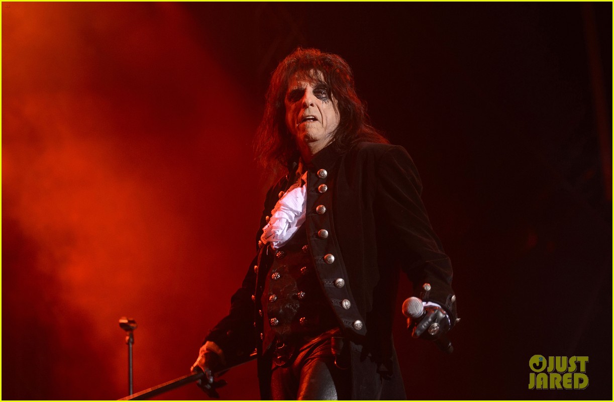 johnny depp performs with hollywood vampires 163675779