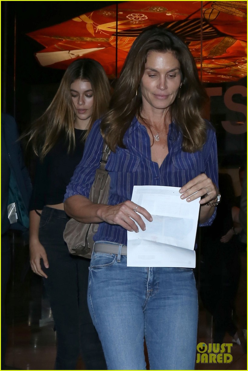 kaia gerber mom cindy crawford are basically twins in new pic 093694859