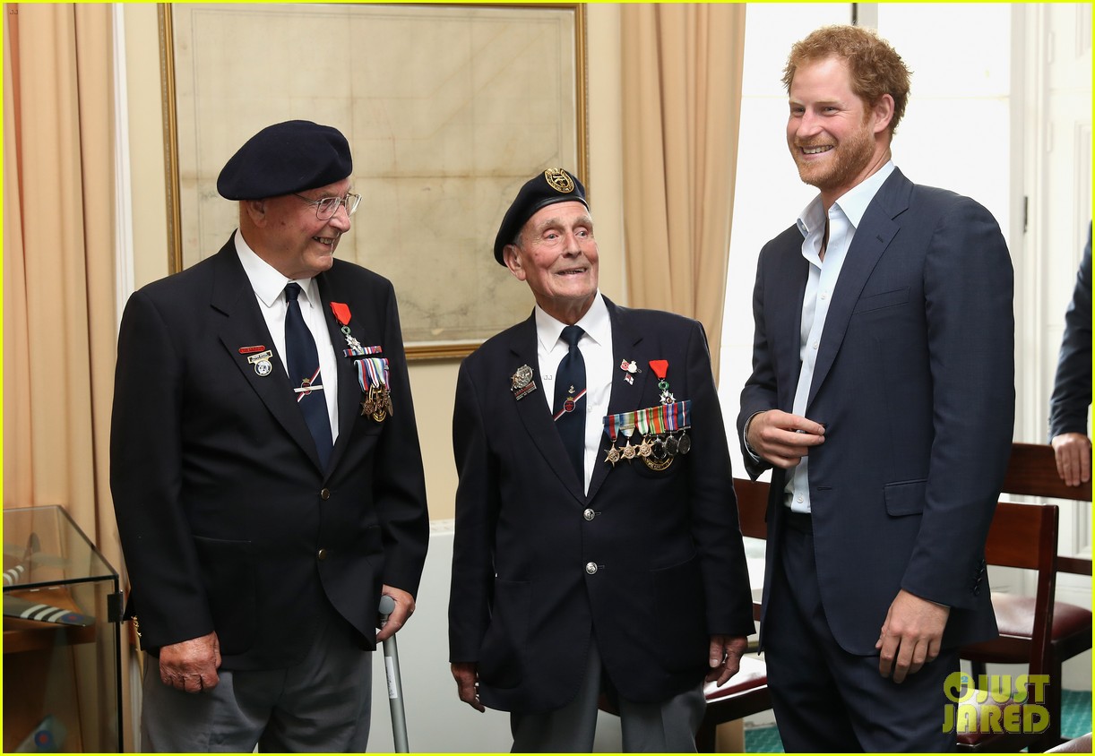 Prince Harry Gets a Fashion Lesson From a 91YearOld Veteran Photo(02)