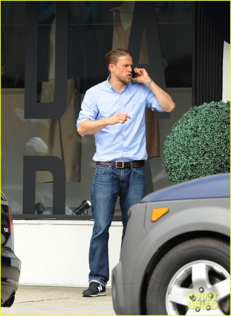 charlie hunnam hits the gym then cleans up for lunch 033678147