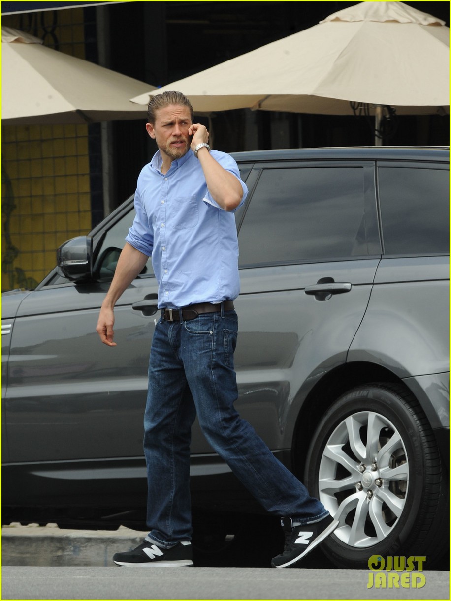 charlie hunnam hits the gym then cleans up for lunch 05