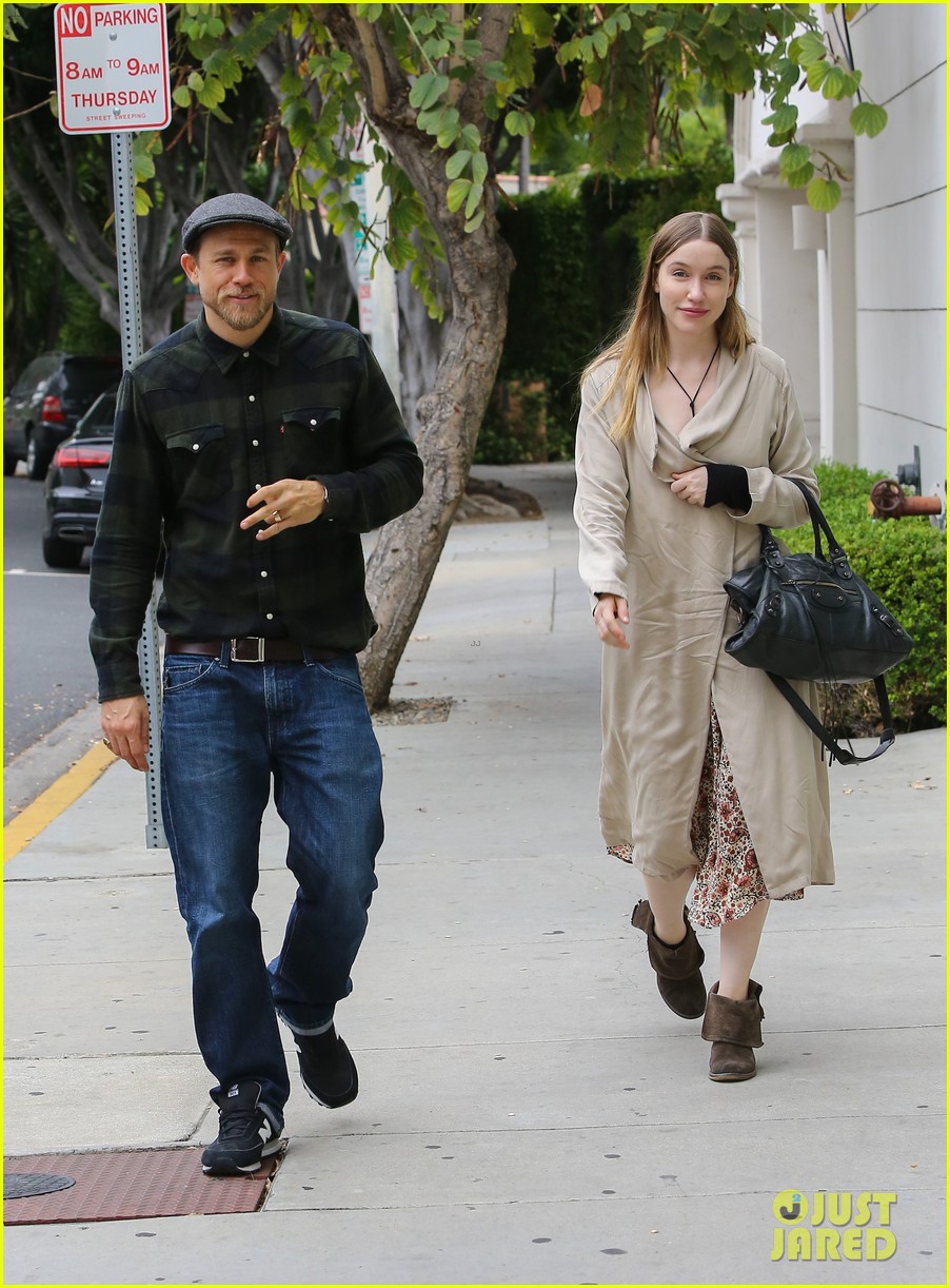 charlie hunnam morgana mcnelis are happy as can be 37