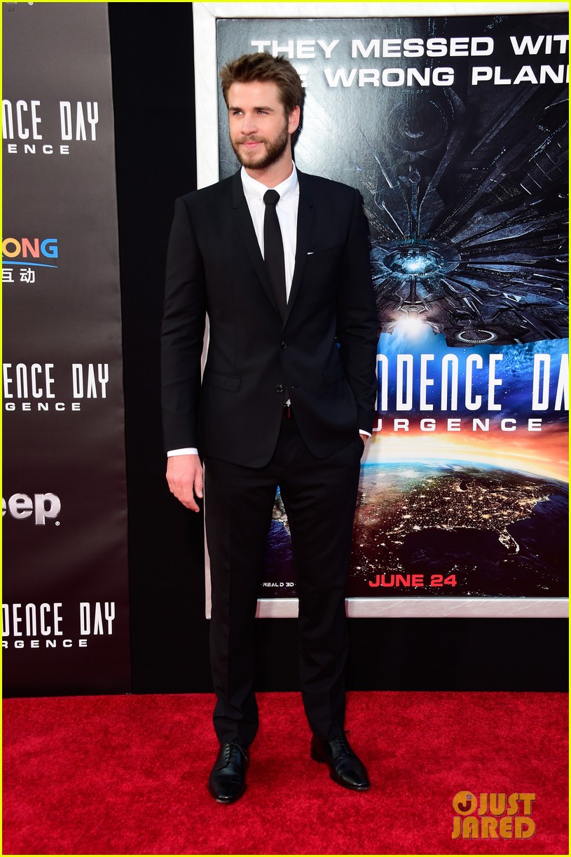 joey king liam hemsworth independence day premiere 17