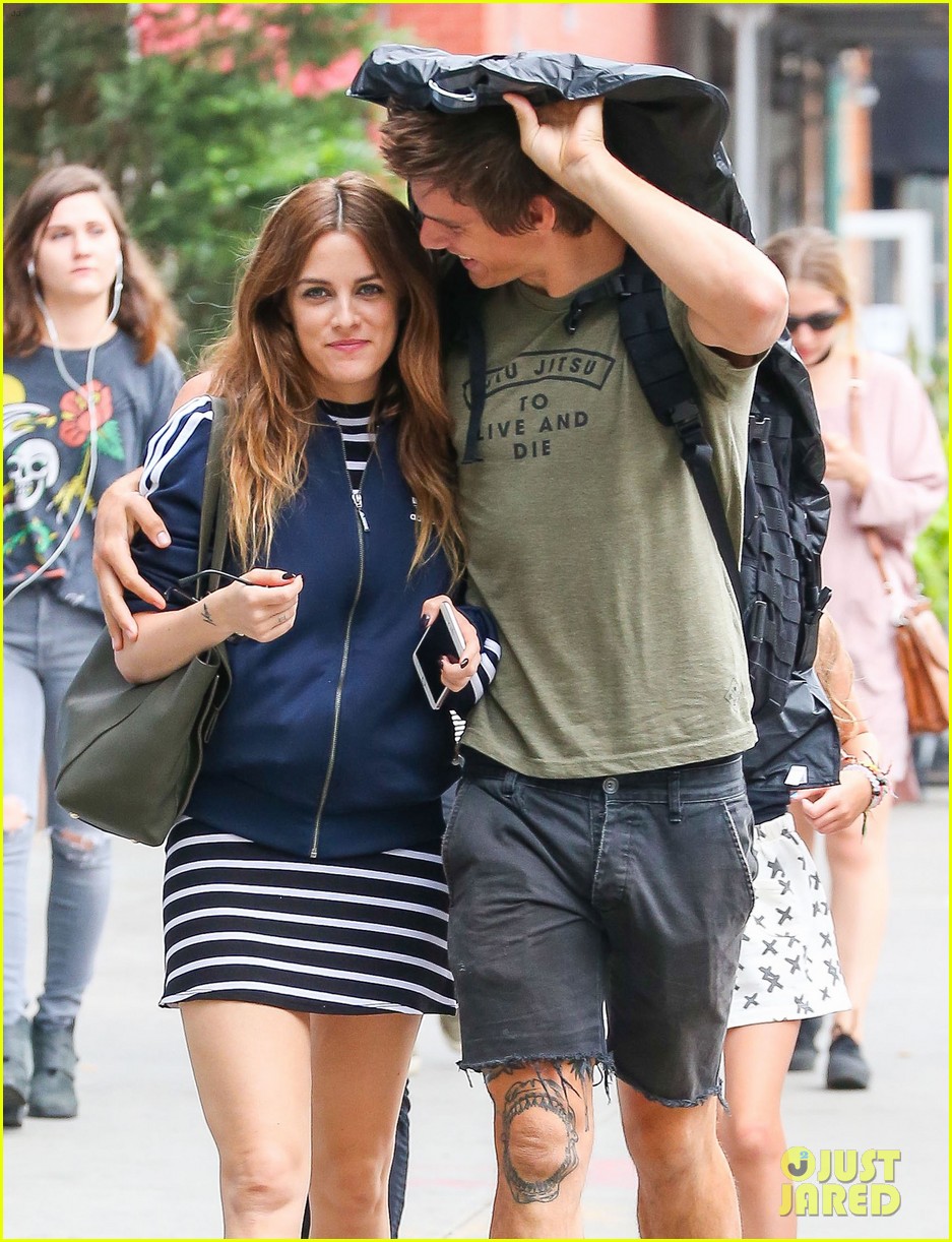 riley keough hubby ben smith petersen cuddle up in nyc 02