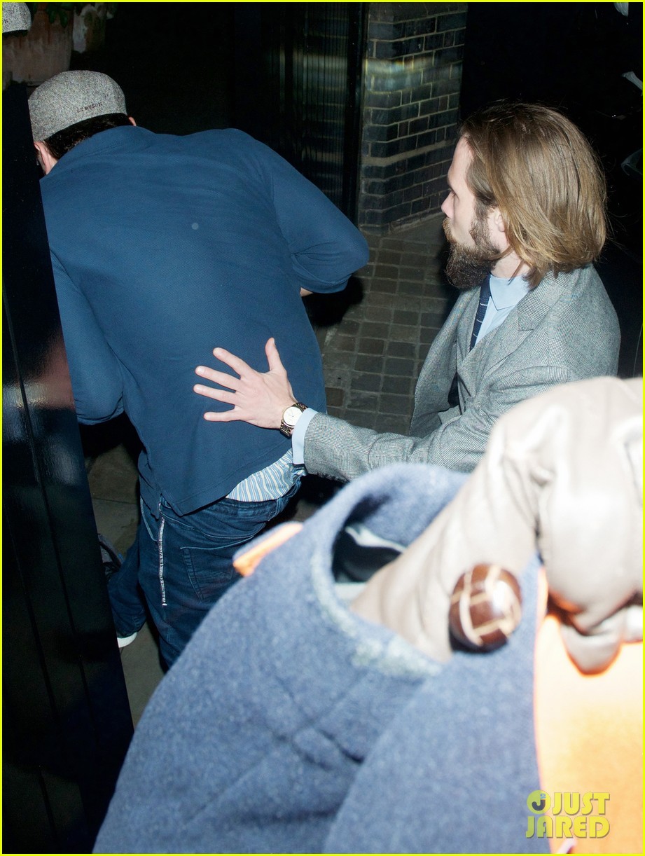 leonardo dicaprio spends the night out with female friends 11