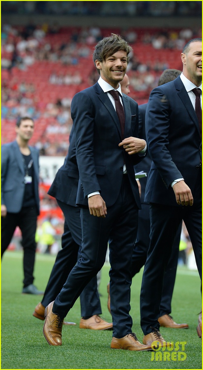 niall horan louis tomlinson suit up olly murs soccer aid game 073674338