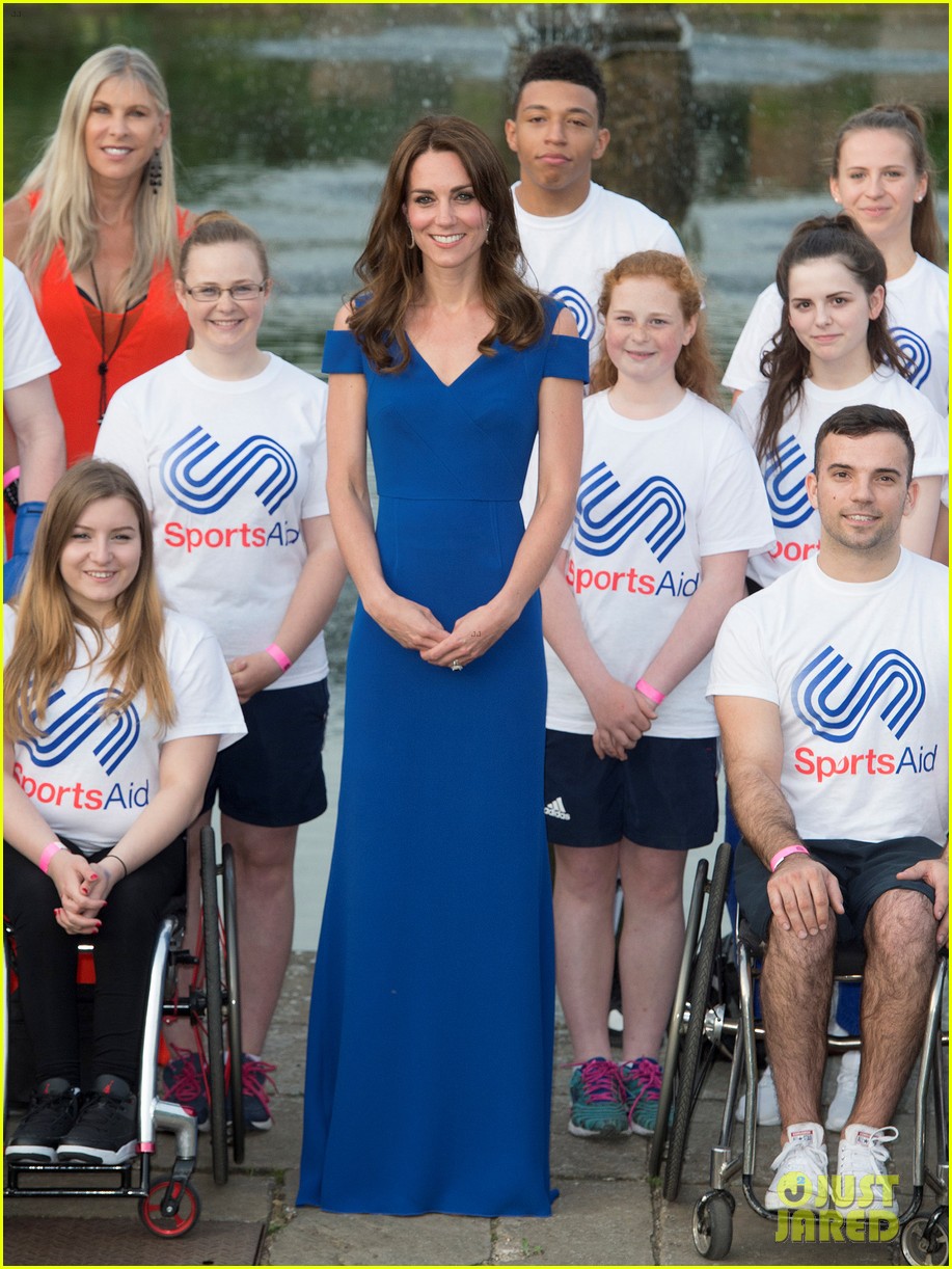 kate middleton stuns in roland mouret gown for sportsaid gala 113678112