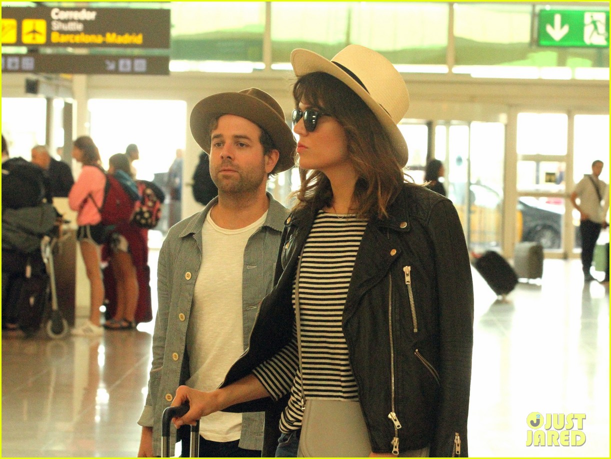 mandy moore flies home from vacation with boyfriend taylor goldsmith 023685930