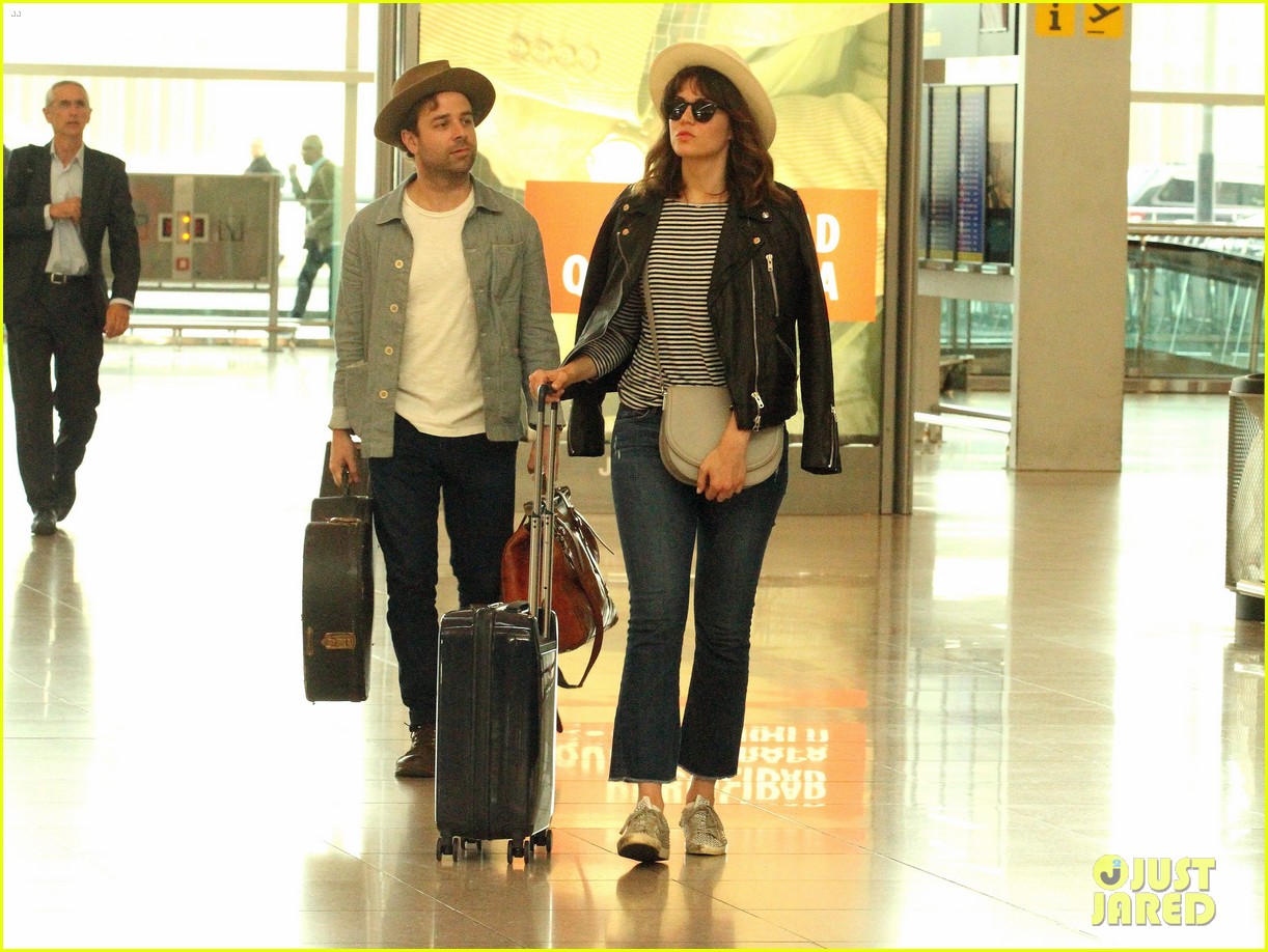 mandy moore flies home from vacation with boyfriend taylor goldsmith 06