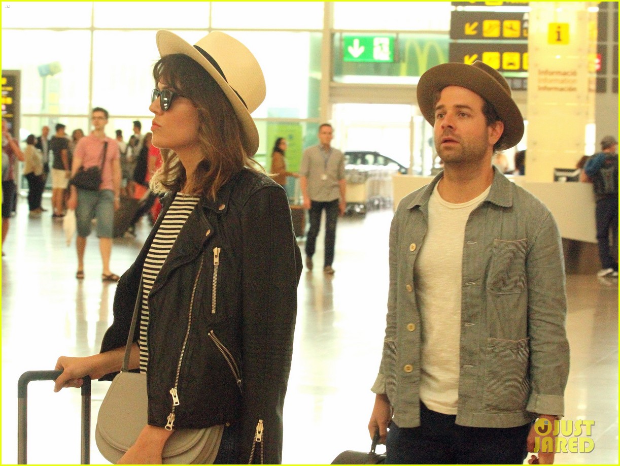 mandy moore flies home from vacation with boyfriend taylor goldsmith 073685935