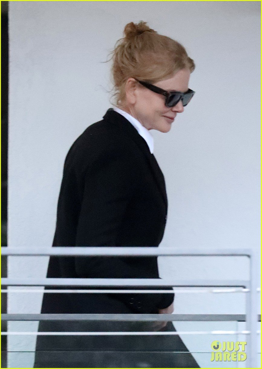 nicole kidman gets a birthday surprise from her daughters 093687736