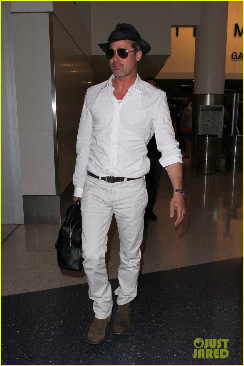 brad pitt wears all white for his lax arrival 173678063