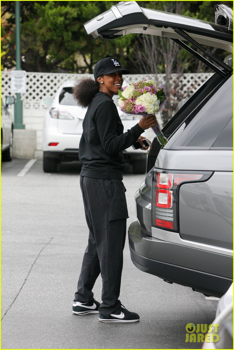 kelly rowland stops to smell flowers 103670762