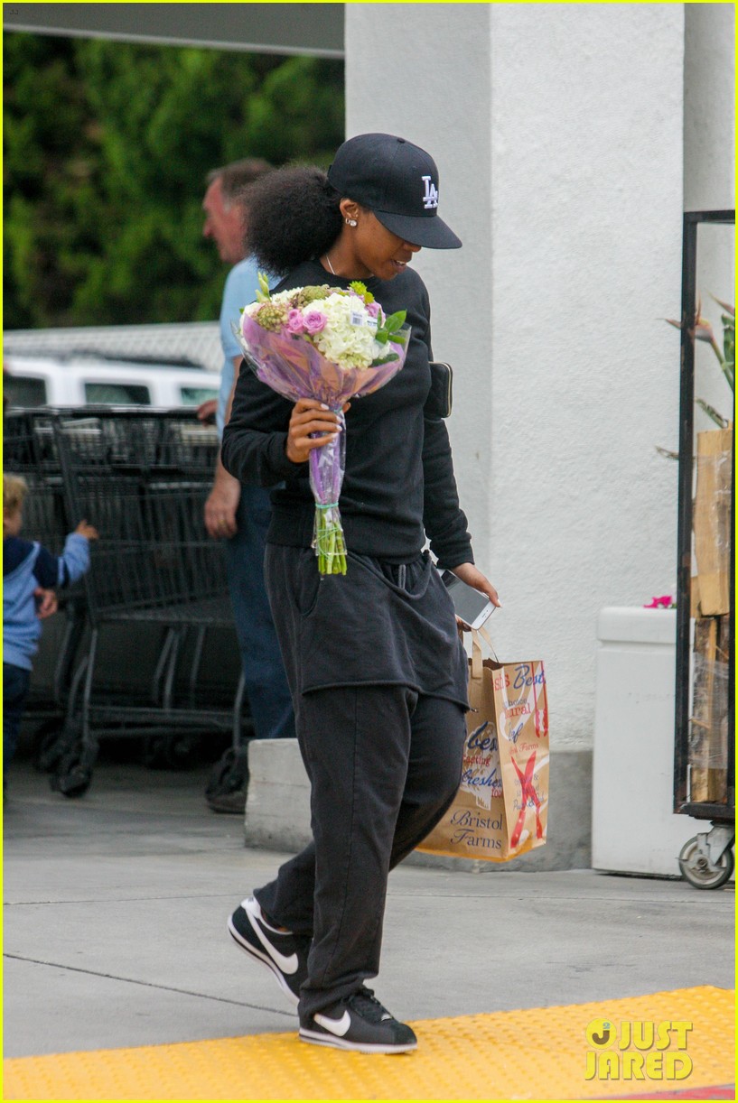 kelly rowland stops to smell flowers 183670770
