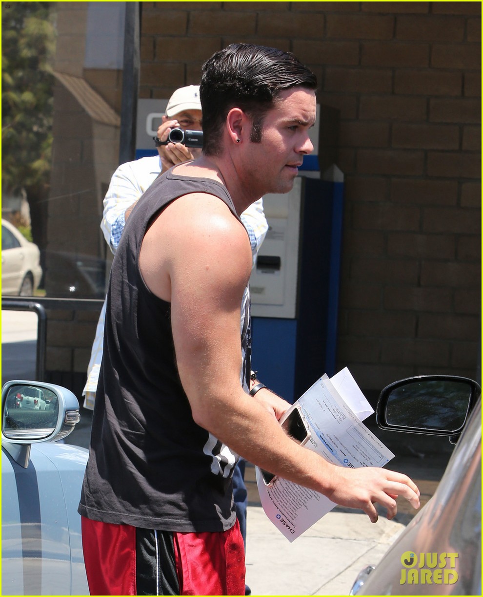 mark salling leaves bank with 100000 check 04