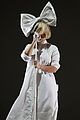 sia shows her face in concert 02