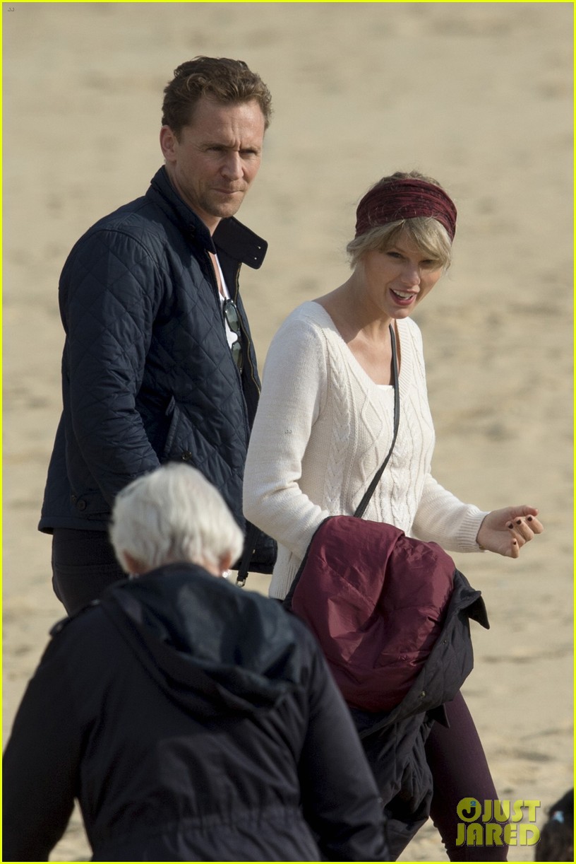 taylor swift tom hiddleston hit the beach again in the uk 02