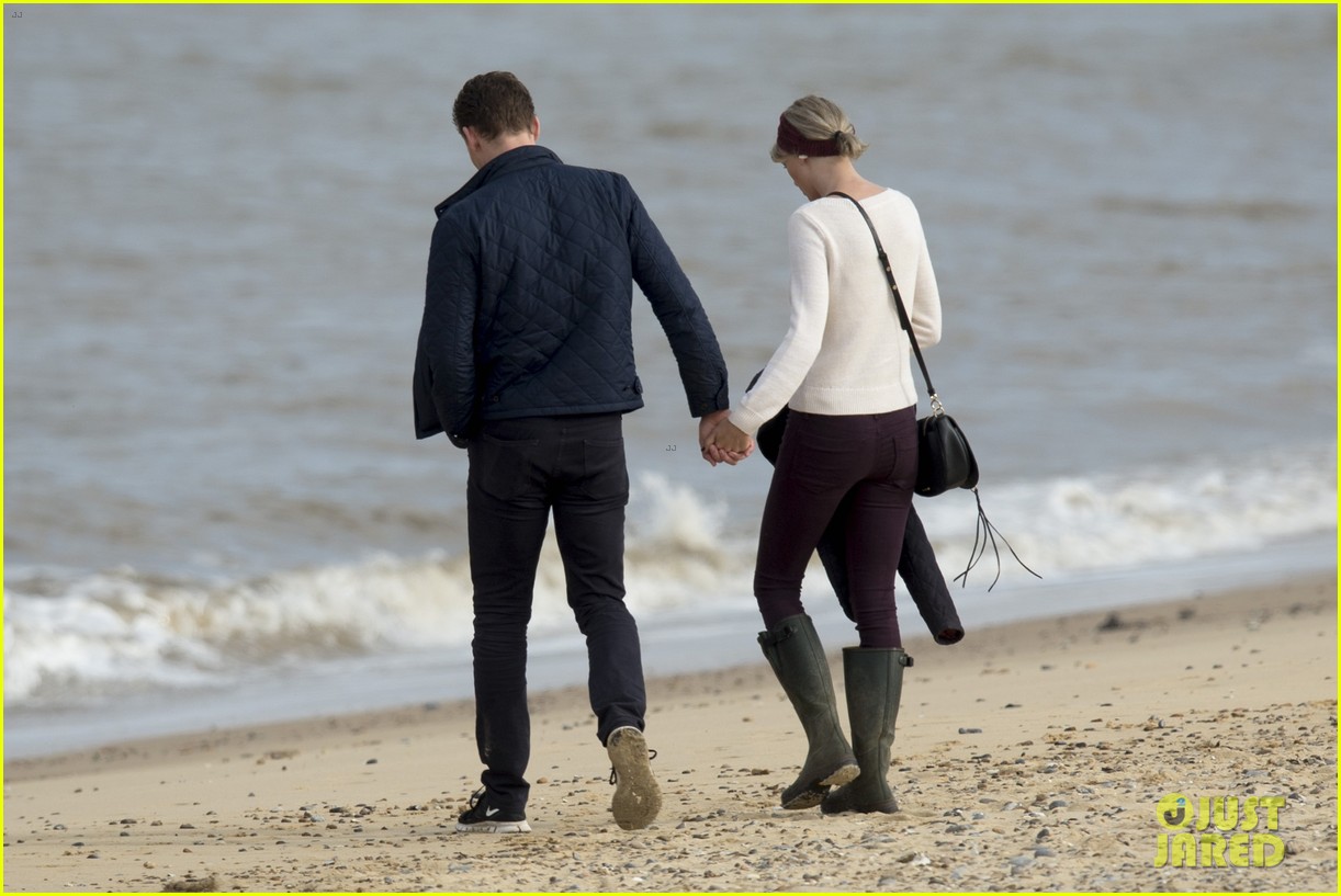 taylor swift tom hiddleston hit the beach again in the uk 033692911