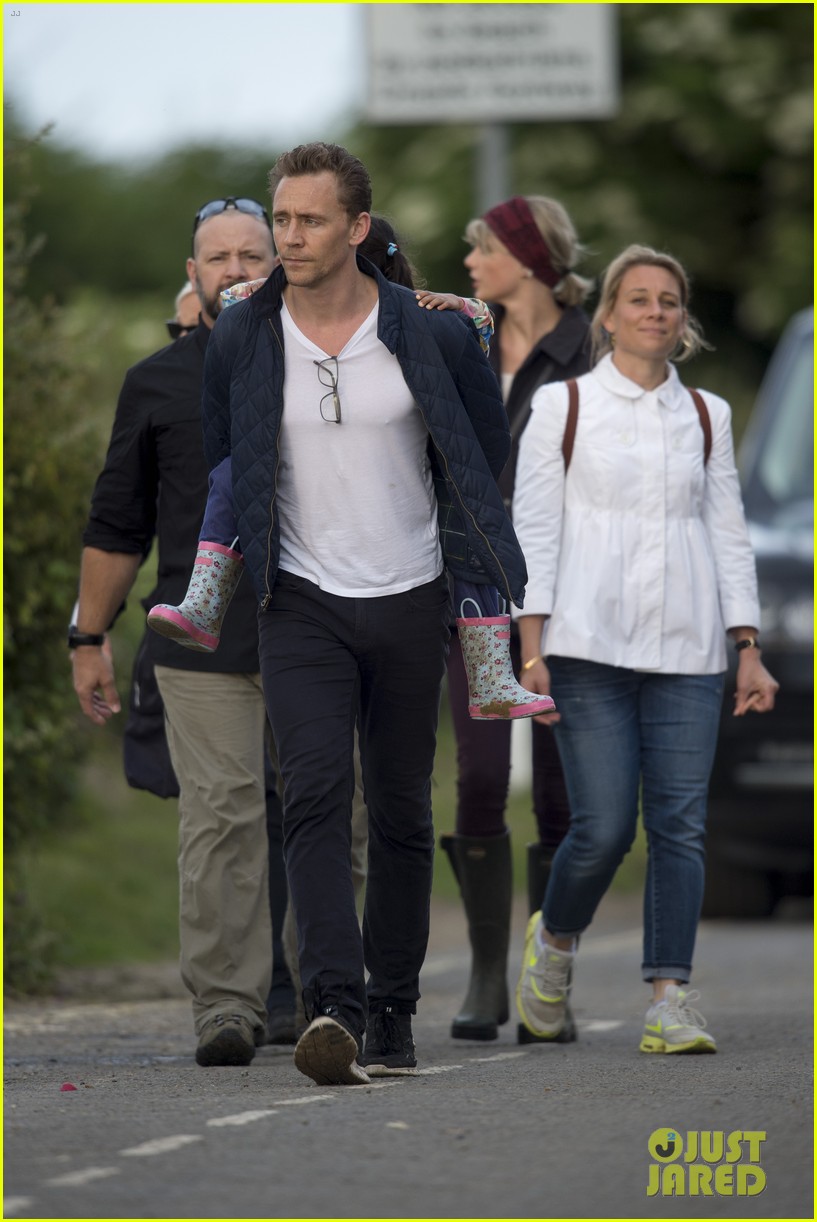 taylor swift tom hiddleston hit the beach again in the uk 37
