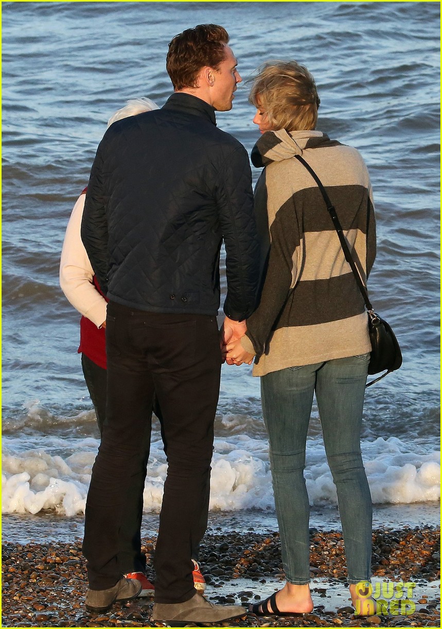 taylor swift tom hiddleston walk the beach with his mom 03