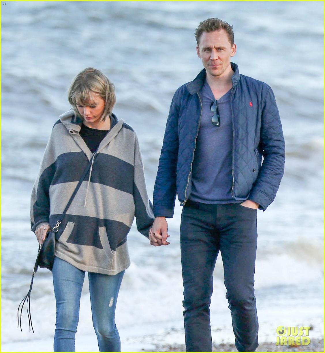 taylor swift tom hiddleston walk the beach with his mom 093692478