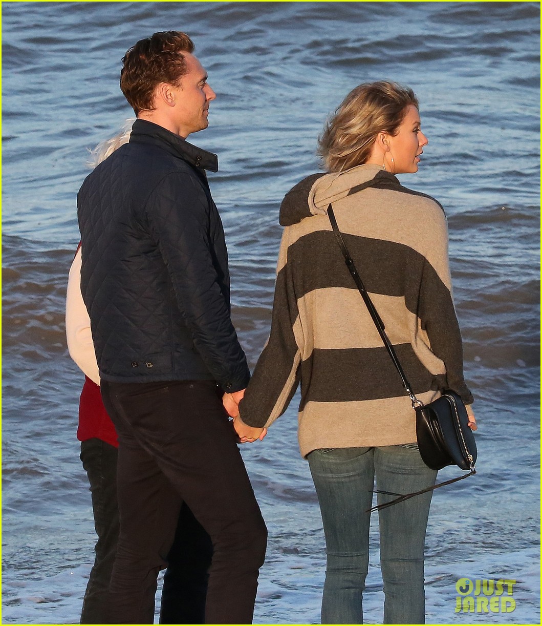 taylor swift tom hiddleston walk the beach with his mom 163692485