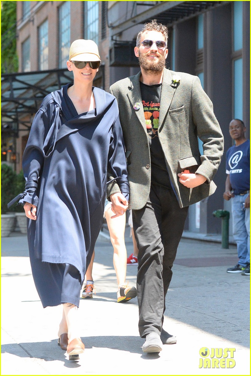 Tilda Swinton & Partner Sandro Kopp Hold Hands in NYC Photo 3677048(00)