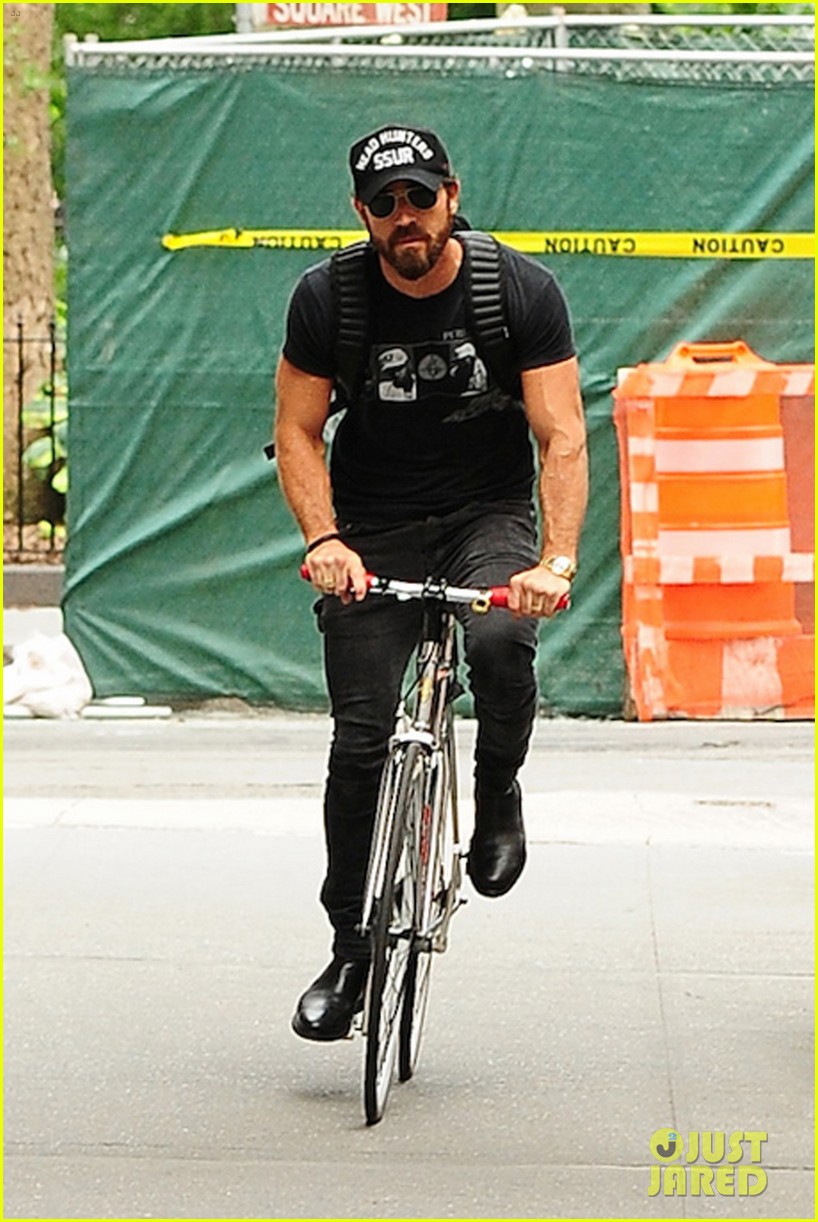 justin theroux spotted on another nyc bike ride 183694330