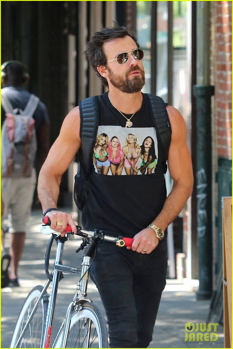 justin theroux steps out in a spring breakers movie t shirt 023690992