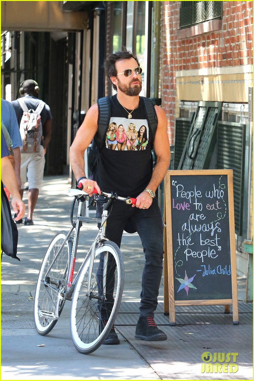 justin theroux steps out in a spring breakers movie t shirt 083690998
