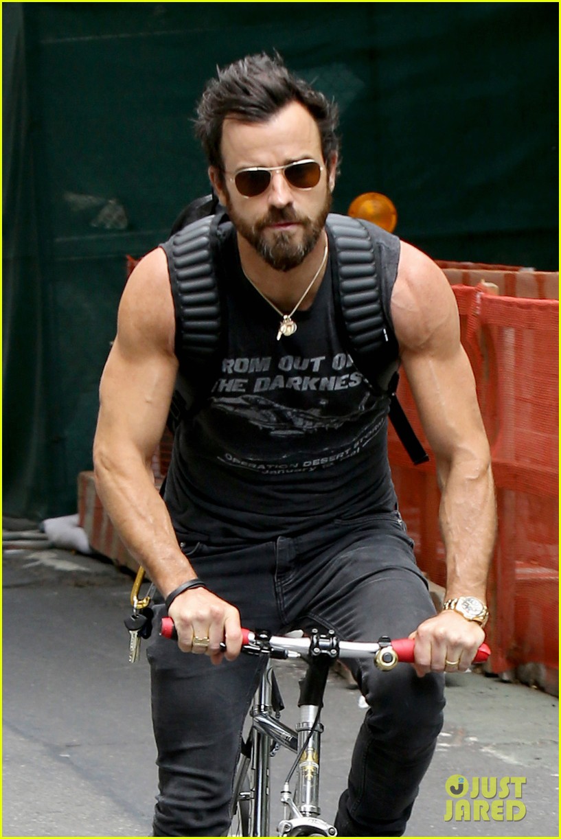 justin theroux bulging muscles bike ride 043691683