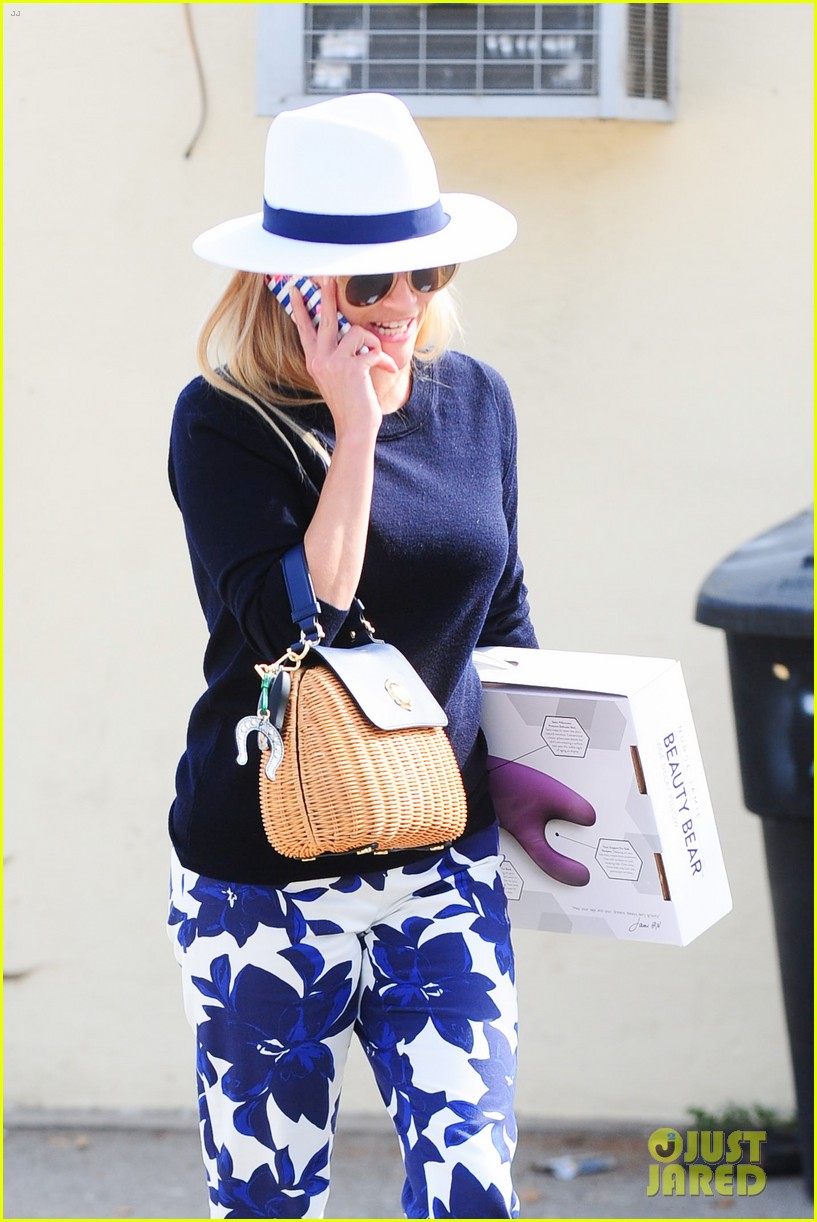 reese witherspoon celebrates her sons elementary school graduation 253679895