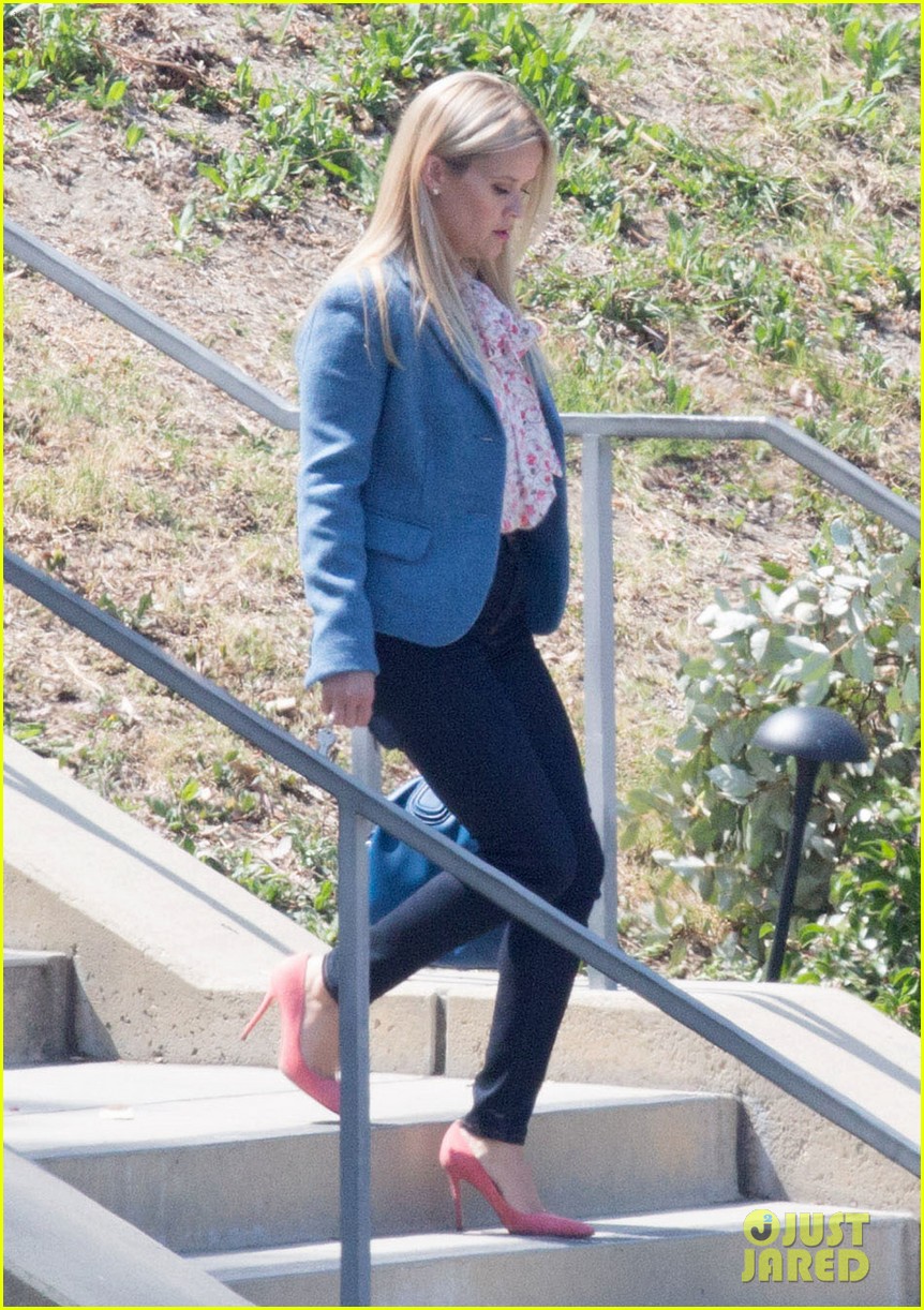 reese witherspoon gets into summer spirit 043670683