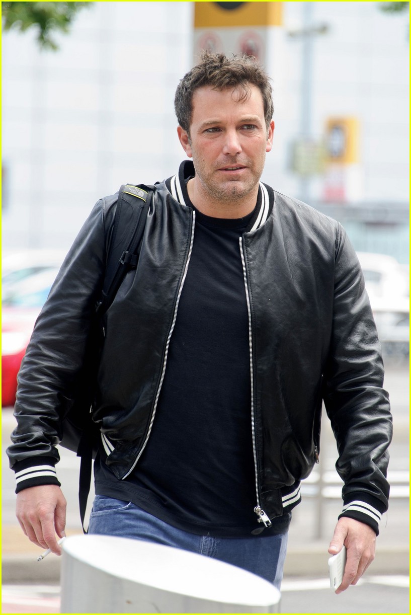 ben affleck takes flight after quick visit with his kids 09