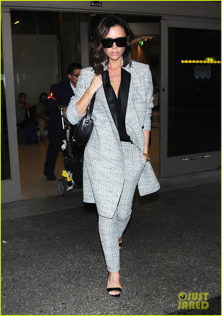 victoria beckham looks classy as she lands in LA 09