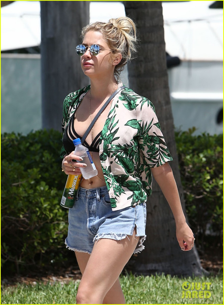 justin bieber hangs with ashley benson on fourth of july 043699038