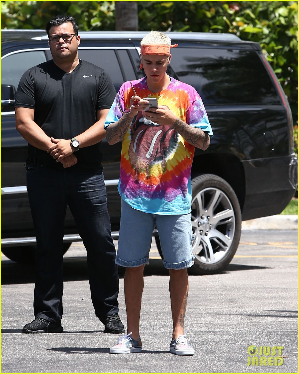 justin bieber hangs with ashley benson on fourth of july 113699045