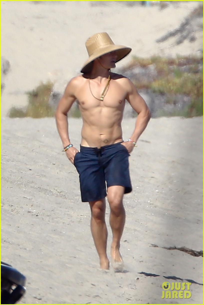 Orlando Bloom Goes Shirtless in Hot New Beach Photos! Photo 3705520