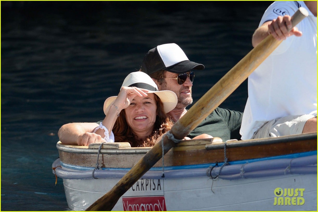 gerard butler girlfriend morgan brown romantic boat ride in italy 06