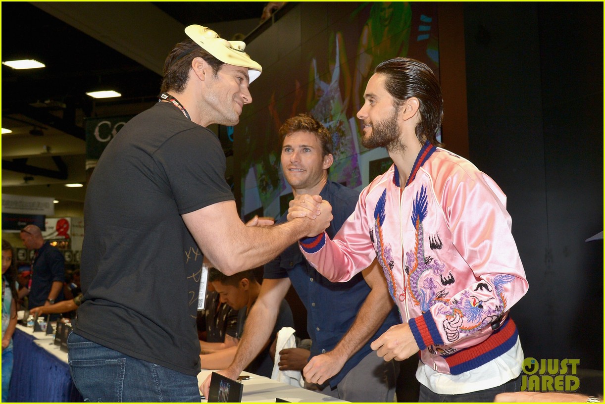 henry cavill wears diguise to comic con pranks suicide squad cast 08